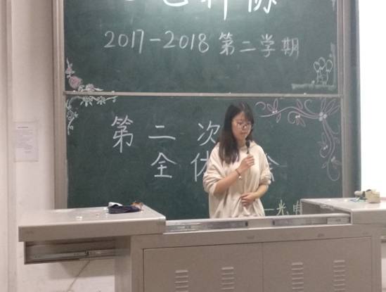 C:\Users\admin\Desktop\近期工作\新闻稿\欧洲杯
科协成功召开第二次全体例会\照片\副主席李潇婷讲解换届事宜.jpg